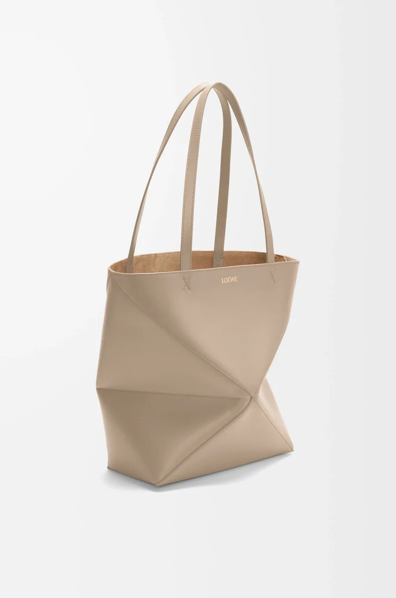 bolso tote mediano puzzle fold en piel de becerro brillante color arena