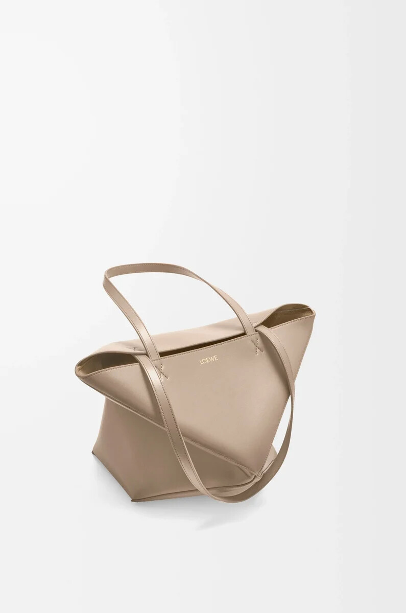 bolso tote mediano puzzle fold en piel de becerro brillante color arena