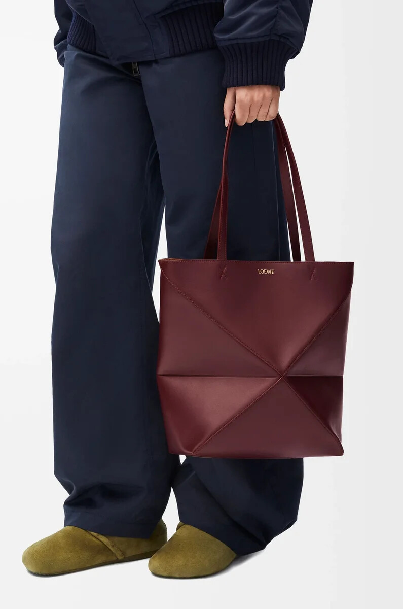 bolso tote mediano puzzle fold en piel de becerro brillante color burdeos oscuro