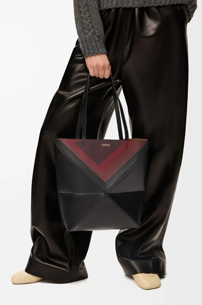 bolso tote mediano puzzle fold de piel de becerro napa color negro y burdeos