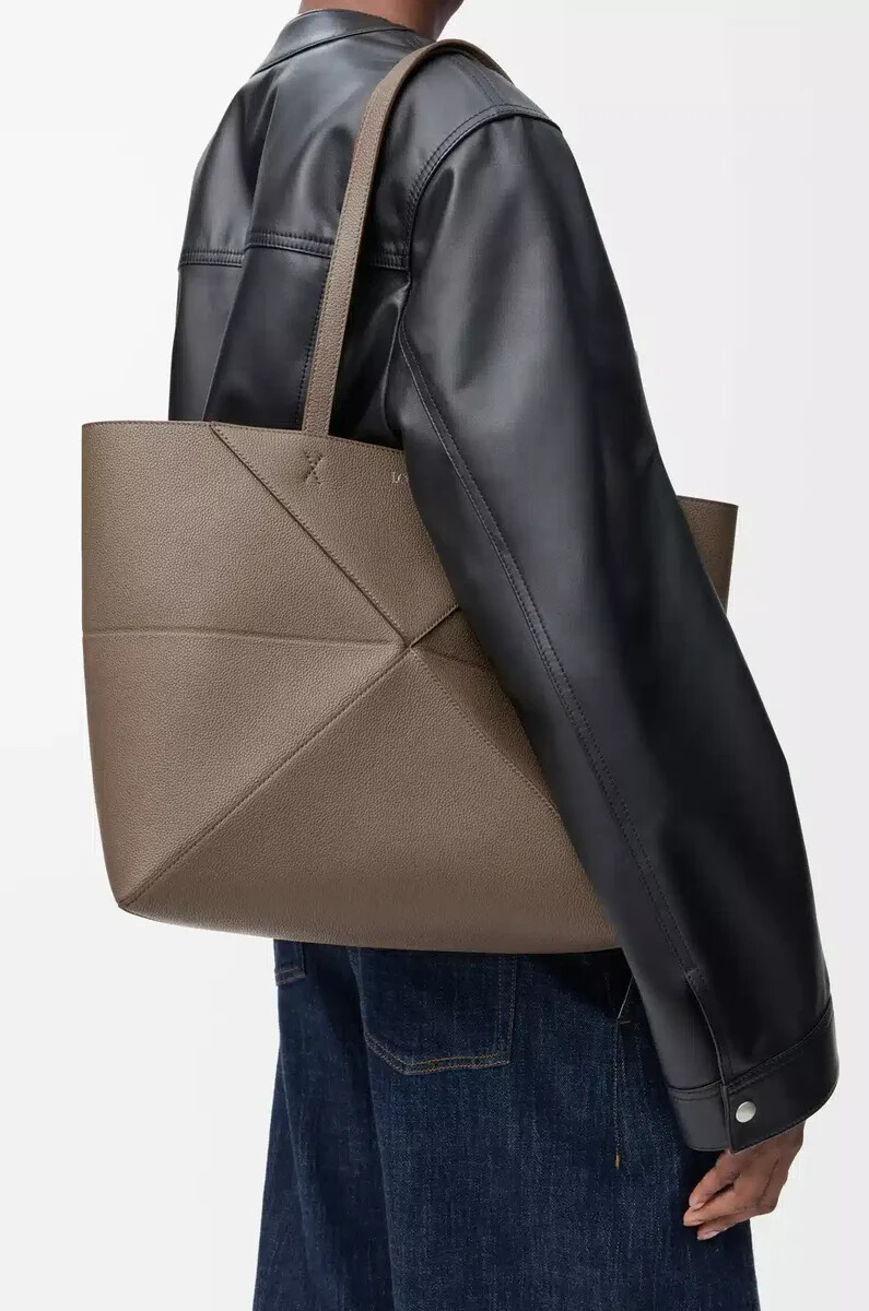 bolso tote mediano horizontal puzzle fold en piel de becerro granulada suave color topo