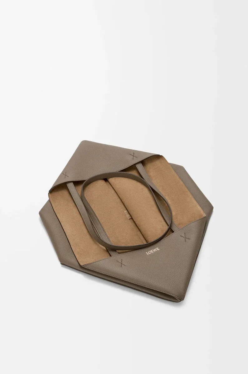 bolso grande plegable horizontal puzzle fold en piel de becerro granulada suave color topo