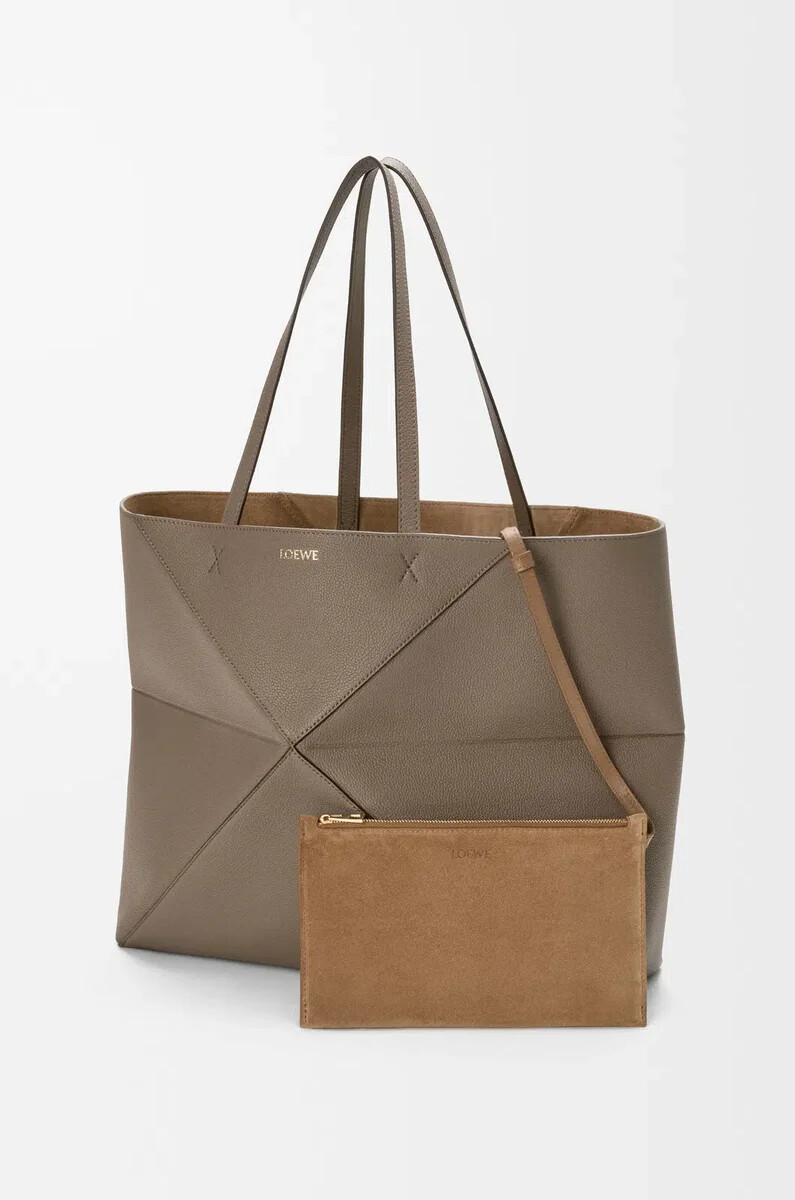 bolso grande plegable horizontal puzzle fold en piel de becerro granulada suave color topo