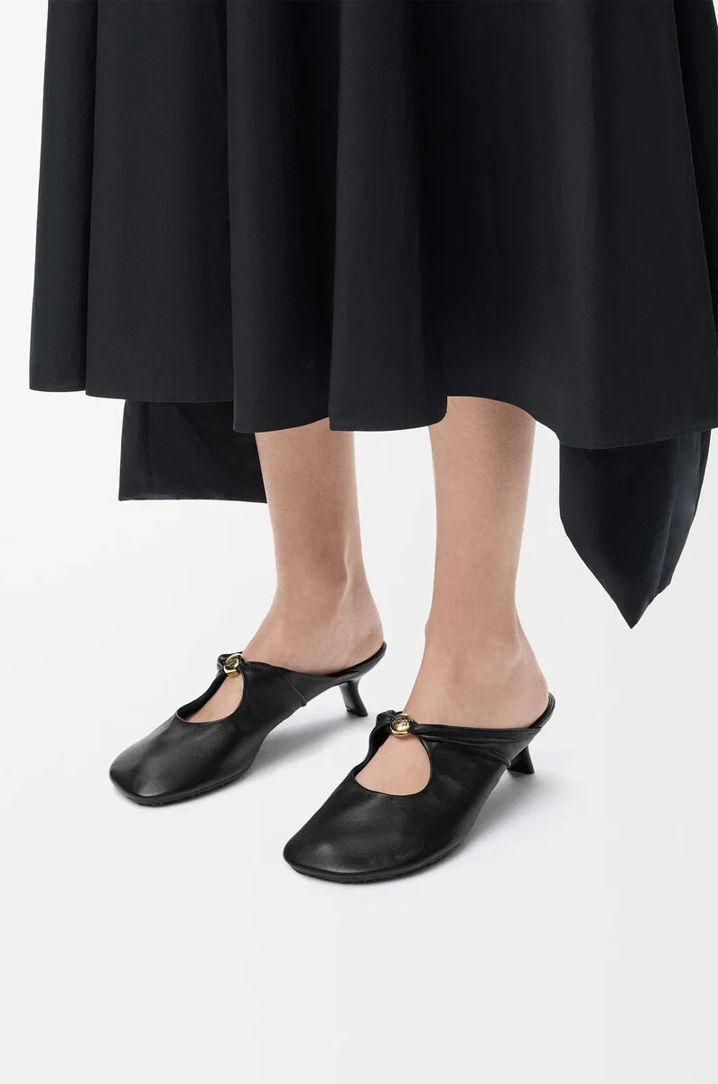 mule pebble soft en piel de cordero napa negra