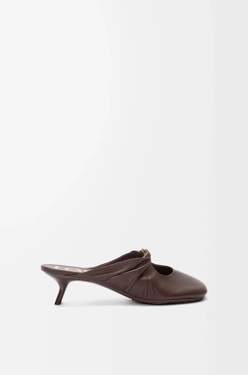 mule pebble soft en piel de cordero napa brownie