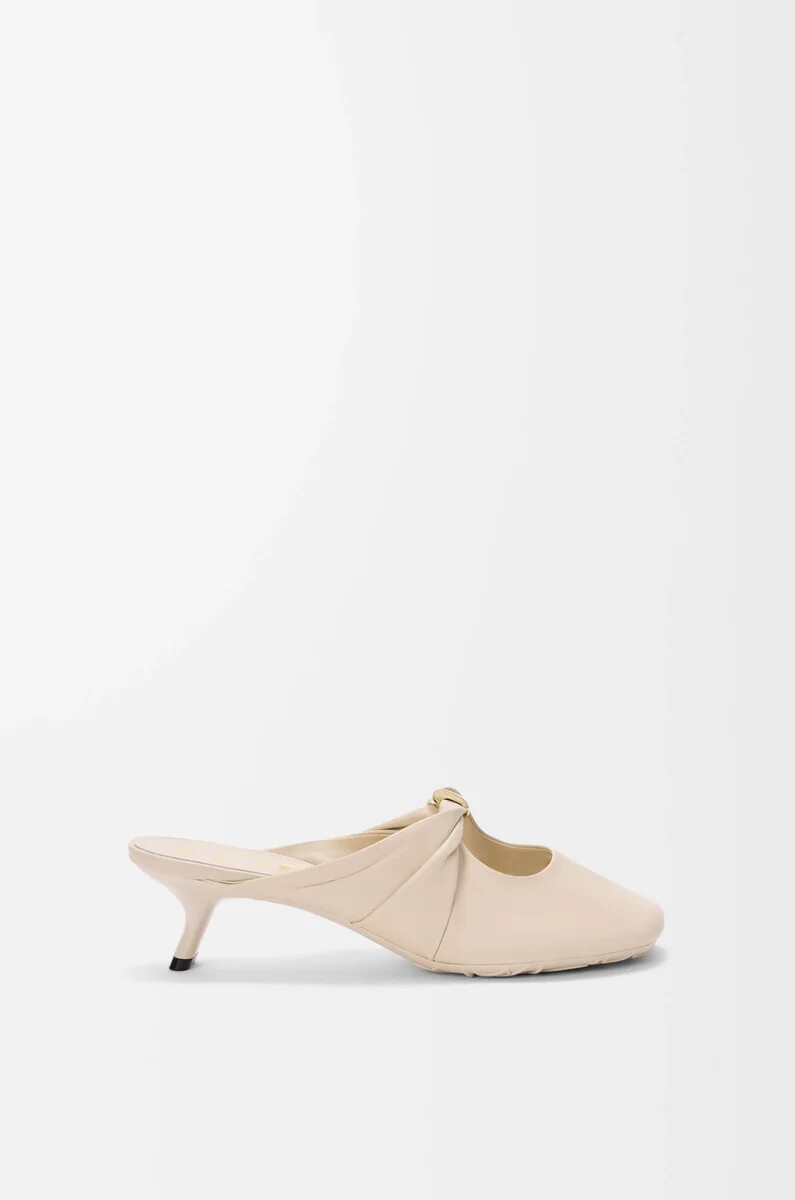 mule pebble soft en piel de cordero napa dough