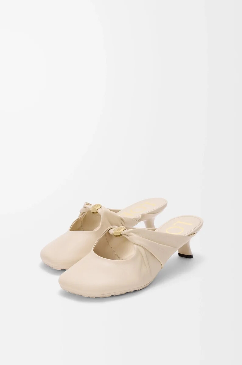 mule pebble soft en piel de cordero napa dough
