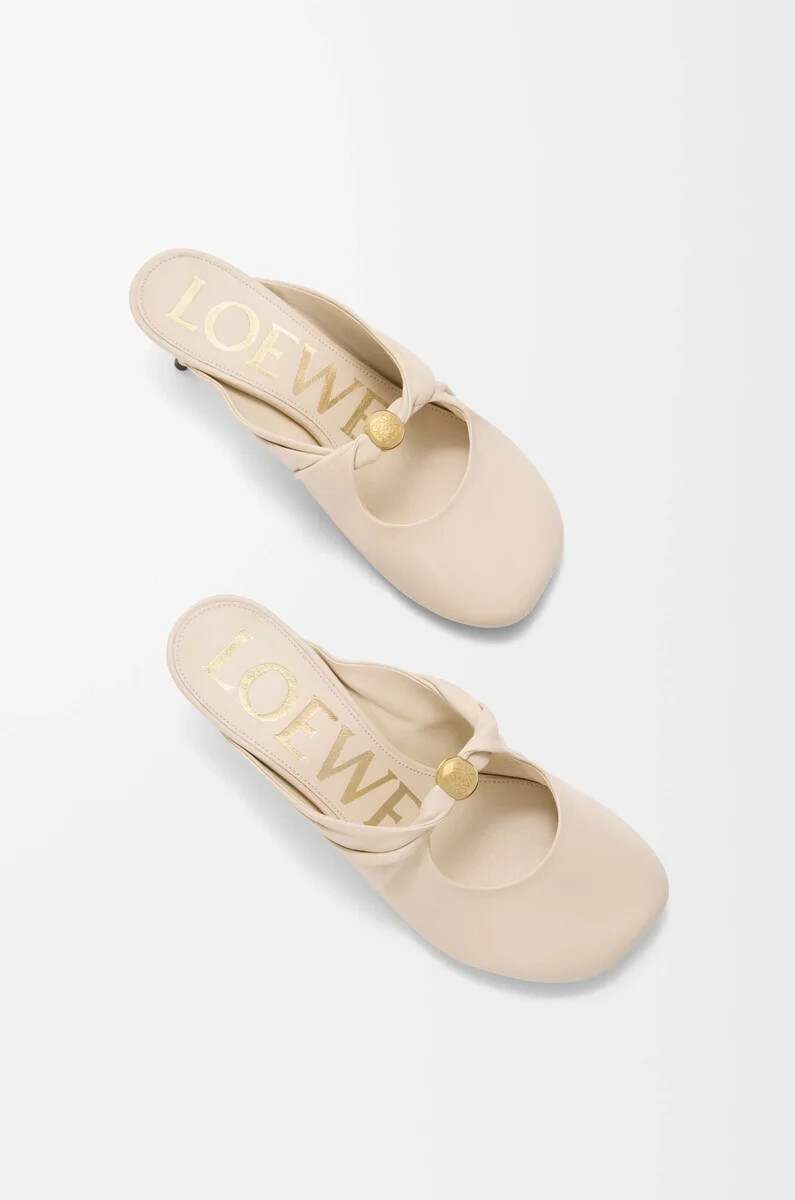 mule pebble soft en piel de cordero napa dough