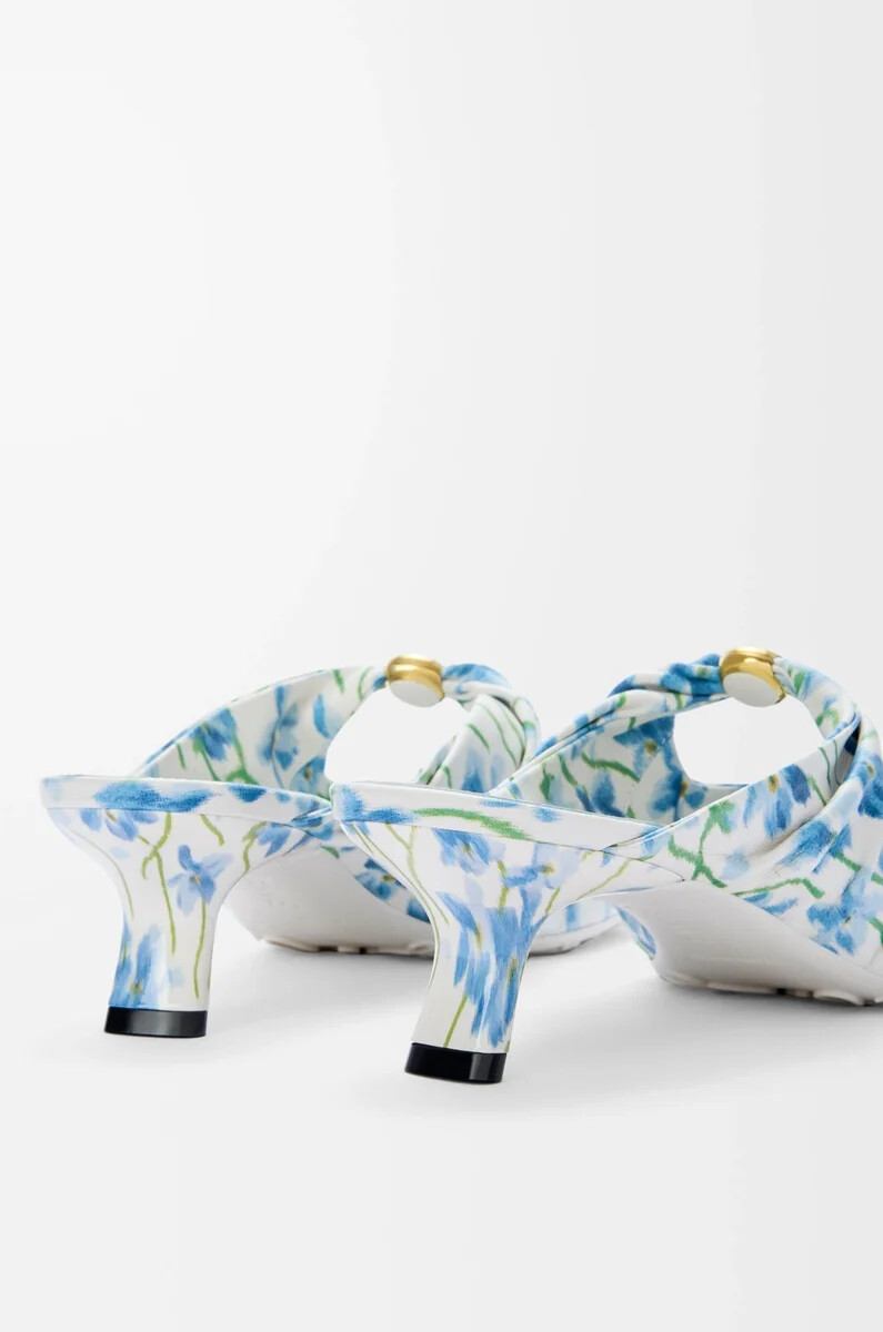 mule pebble soft en piel de cordero napa estampada blanco suaveazul