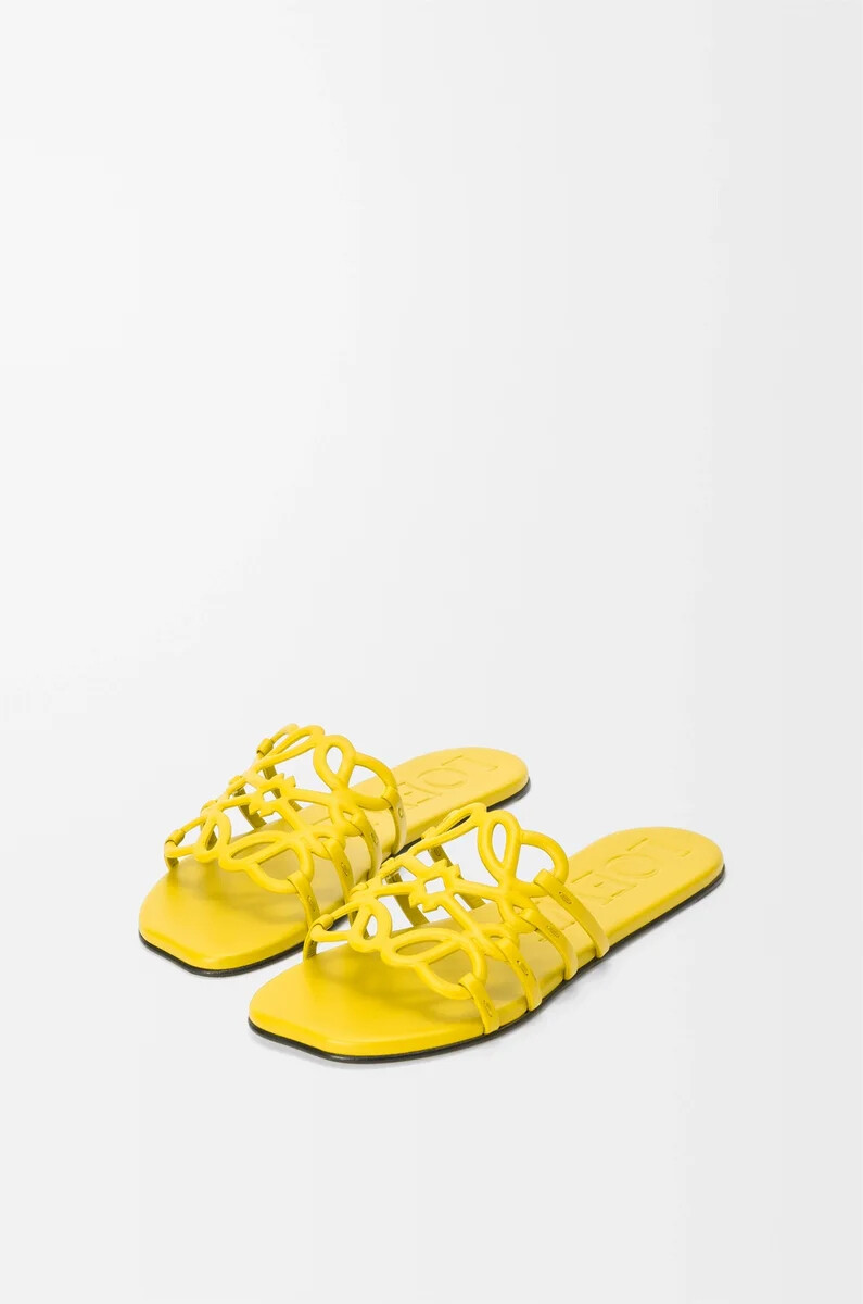 sandalias petal anagram en suave piel de becerro amarilla