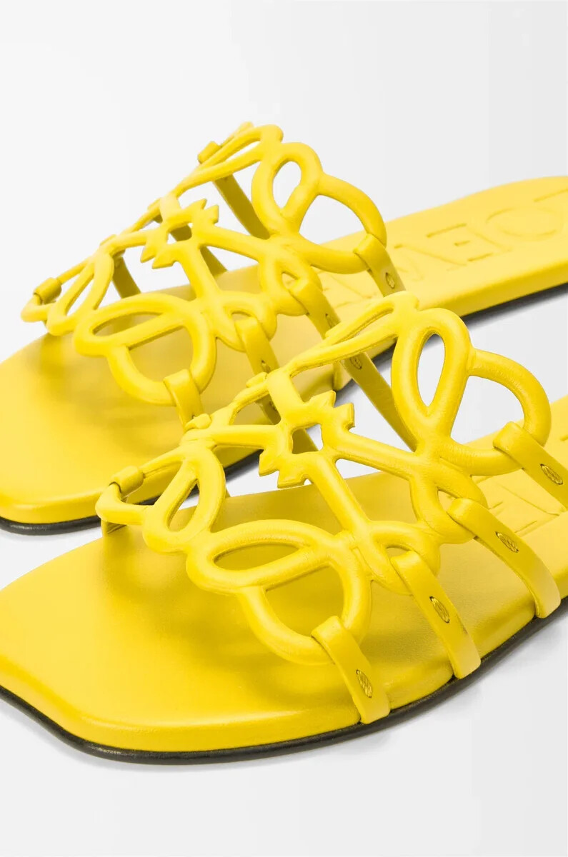 sandalias petal anagram en suave piel de becerro amarilla