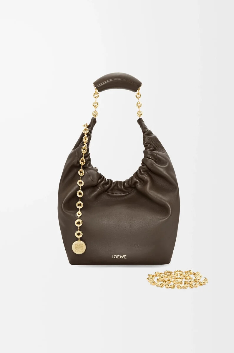 bolsa pequeña para apretar en suave piel de cordero napa color chocolate