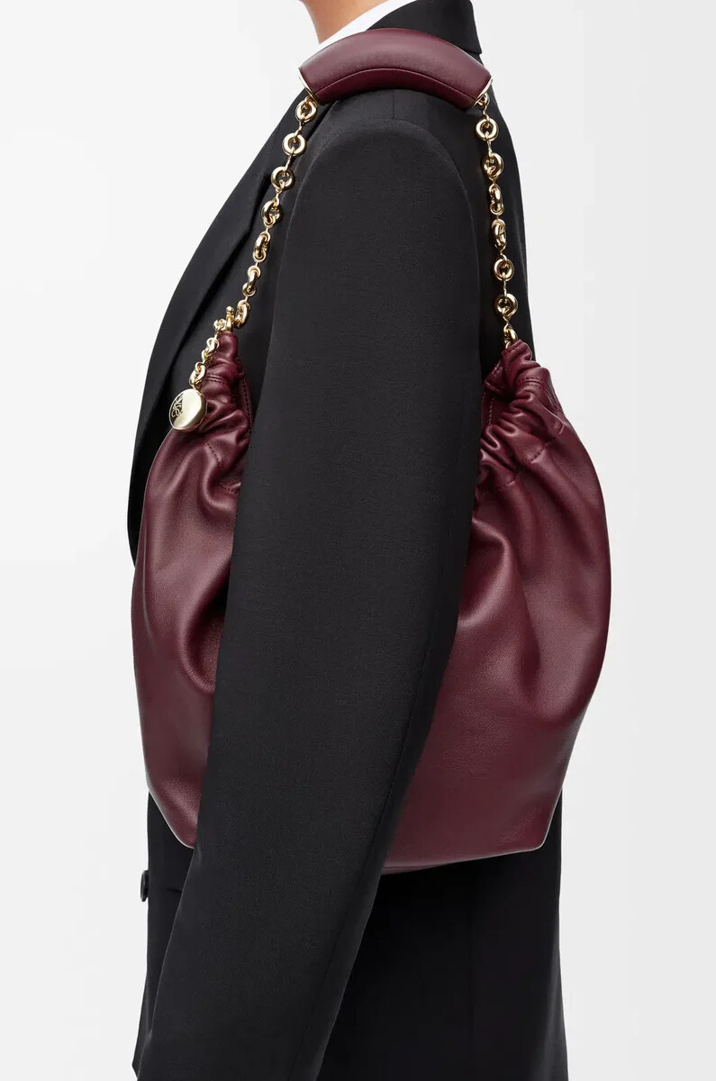 bolso pequeño de piel de cordero napa suave color burdeos oscuro