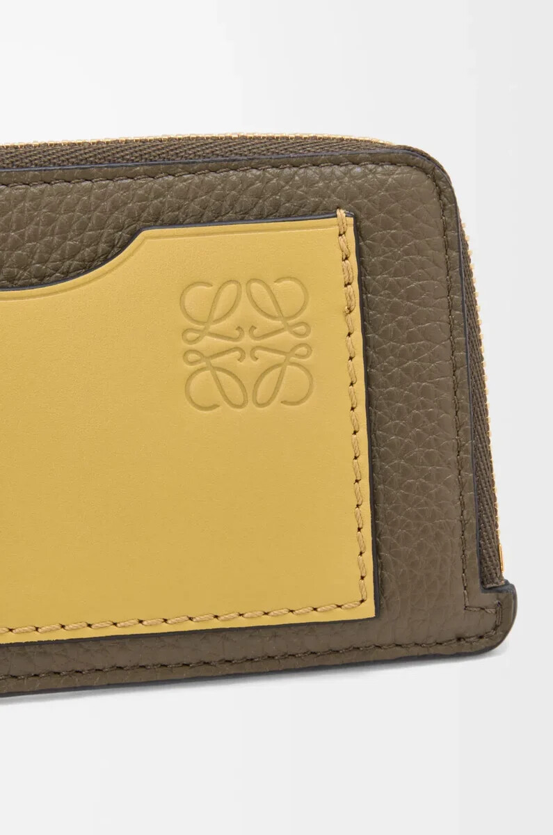 tarjetero para monedas en piel de becerro granulada suave color caqui oscurojengibre