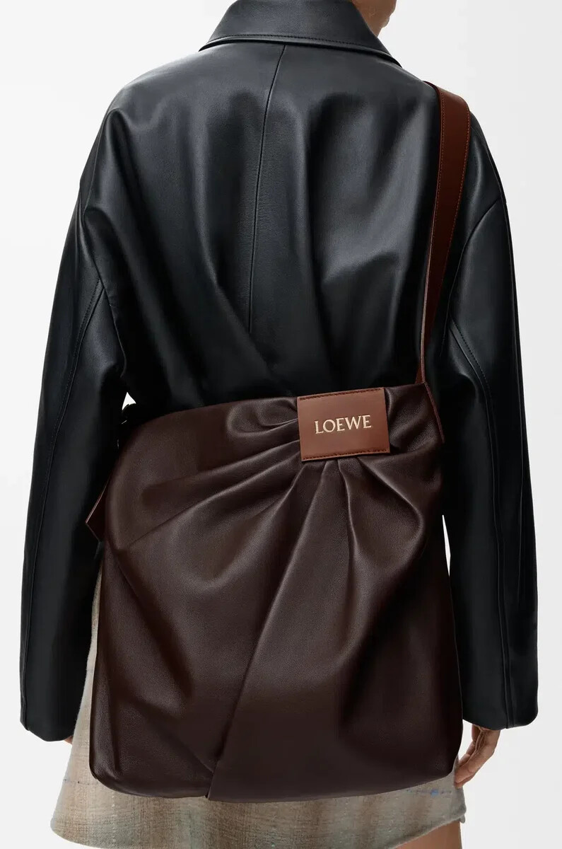 bolso tote drapeado en suave piel de cordero napa color castaño oscuro