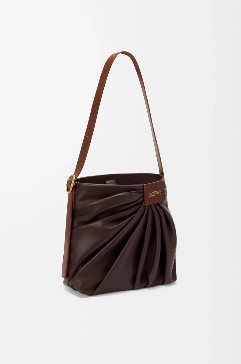 bolso tote drapeado en suave piel de cordero napa color castaño oscuro
