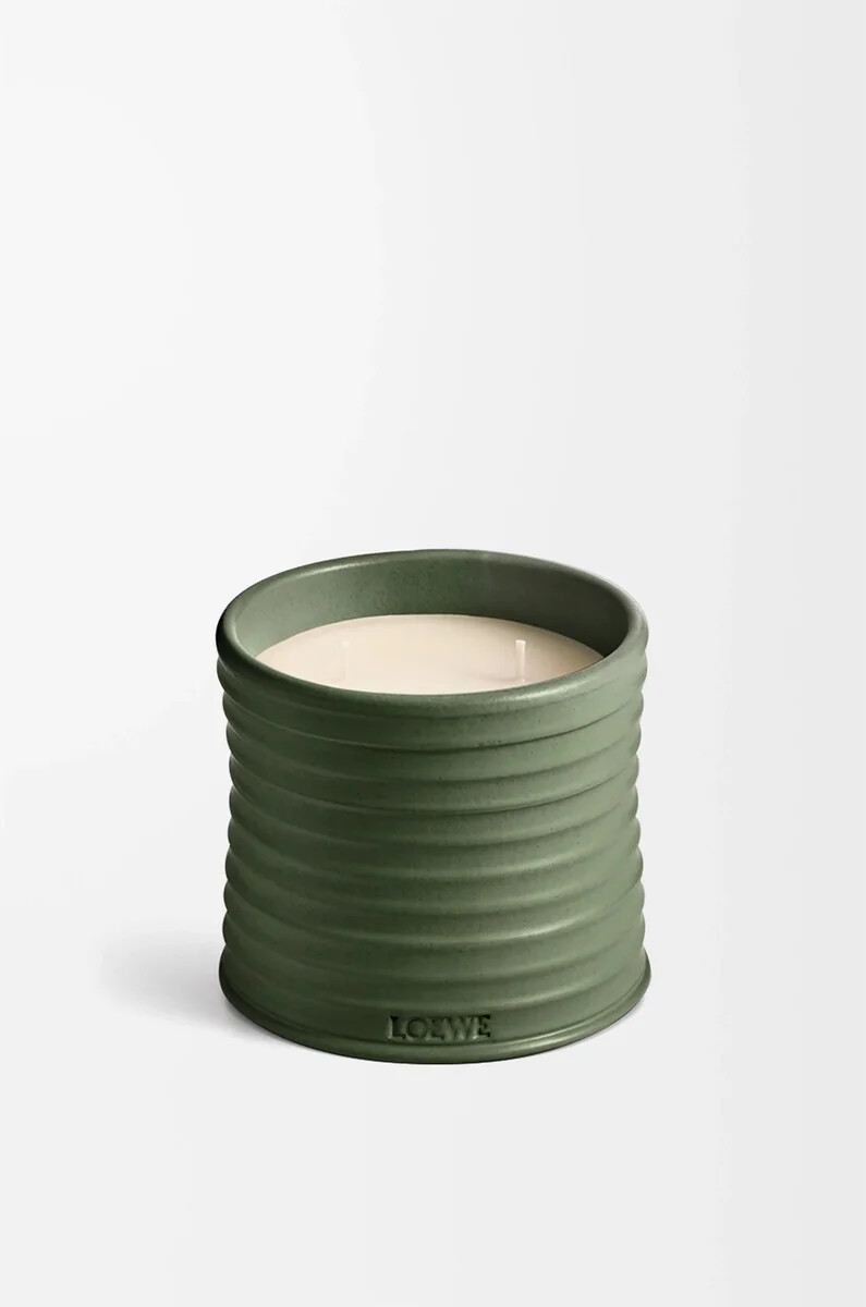 vela mediana con aroma a marihuana verde oscuro