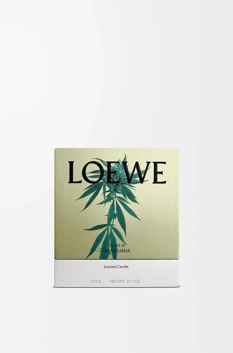vela mediana con aroma a marihuana verde oscuro
