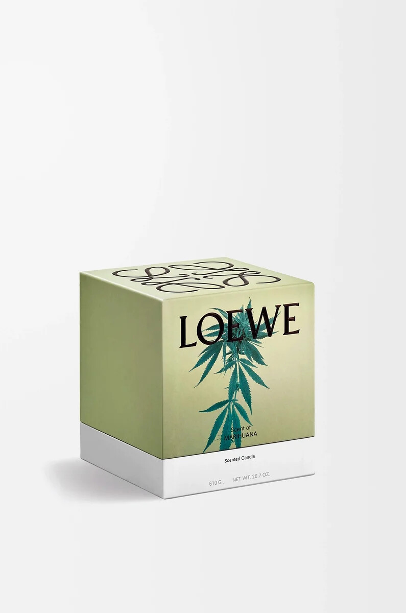 vela mediana con aroma a marihuana verde oscuro