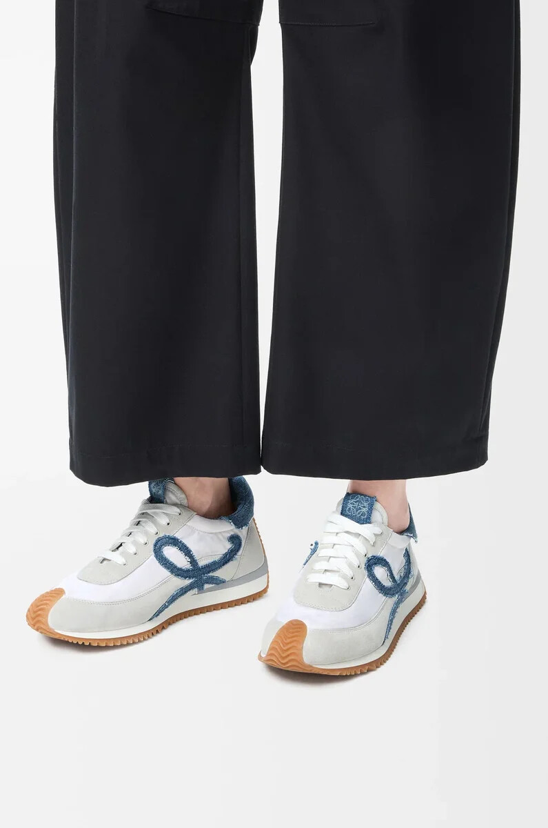 flow runner 2.0 en nailon y ante blancodenim claro